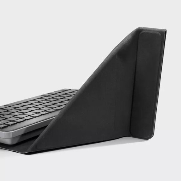 Wireless Keyboard with Stand for iPads & Tablets - Picture 4 of 4